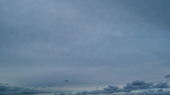 暴风雨阴天的云图。天空阴雨连绵。间隔拍摄。