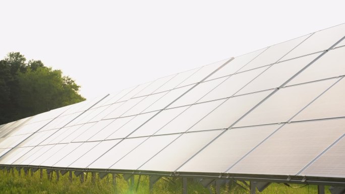 天空背景上的太阳能电池板。太阳能发电厂。电力的替代来源。太阳能农场。