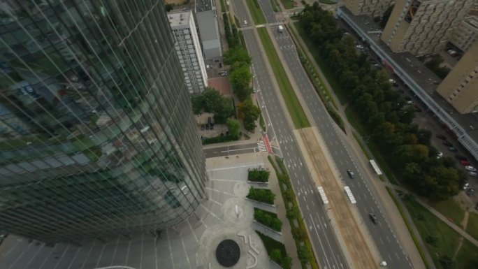 第一人称视角无人机飞行通过现代城市街道在白天未来的摩天大楼