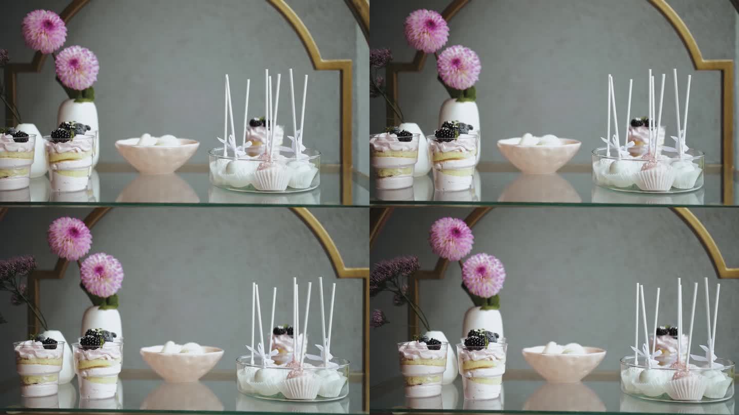 糖果吧婚礼，糖果自助餐，美味的蓝莓甜点，婚礼上美味的糖果棒，糖果棒上装饰着鲜花的慢动作