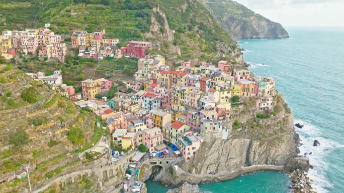 空中无人机的马纳罗拉彩色悬崖边著名小镇五渔村，意大利。