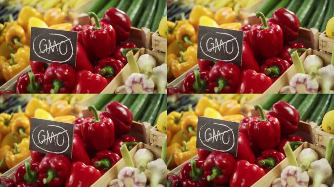 农贸市场食品摊上没有转基因标志，新鲜有机红灯笼椒来自当地农田。户外市场与环保水果和蔬菜没有基因改造