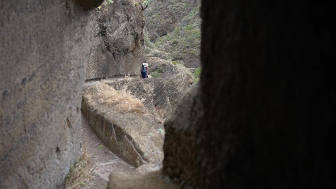 一名妇女在特内里费岛的洞穴小径上徒步旅行