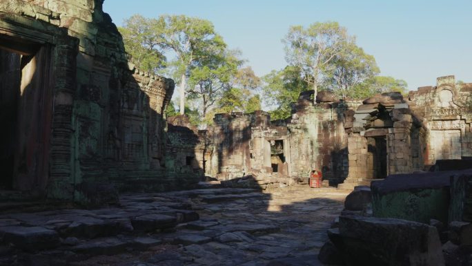 吴哥窟建筑群中的柏可汗寺，树木丛生，柬埔寨