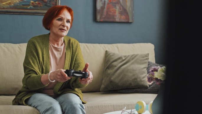 兴奋的奶奶玩完电子游戏后感觉很累