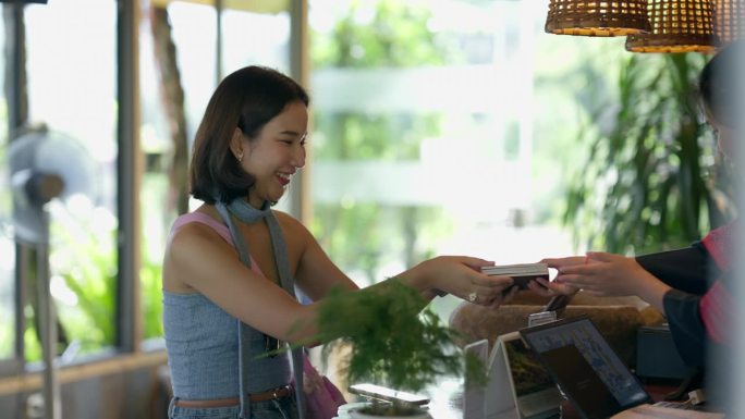 女游客在柜台办理登机手续