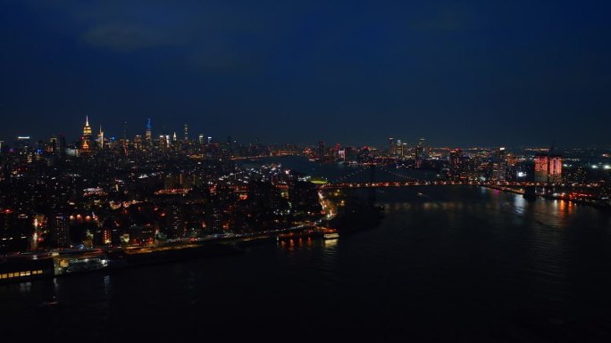 不眠不休的纽约的巨大城市景观。令人惊叹的大都市，夜晚交通繁忙。鸟瞰图。