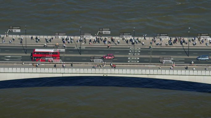 伦敦桥上通勤者和交通的鸟瞰图。面部识别界面显示每个人的个人数据。监测的概念。人工智能。深度学习。英格