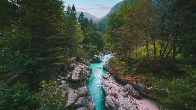 Isonzo so<e:1>是斯洛文尼亚特里格拉夫国家公园的一条山间河流。斯洛文尼亚的阿尔卑斯山，清