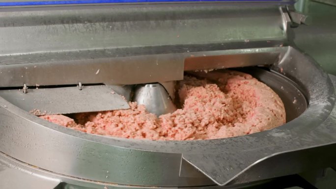 旋转式粉碎机是食品生产厂制作肉末的设备。