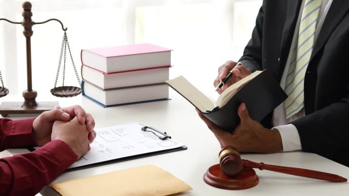 律师在法庭上就案件向客户提供建议，客户在辩护中带着证据咨询律师以打赢官司。法律咨询和诉讼的概念。4 