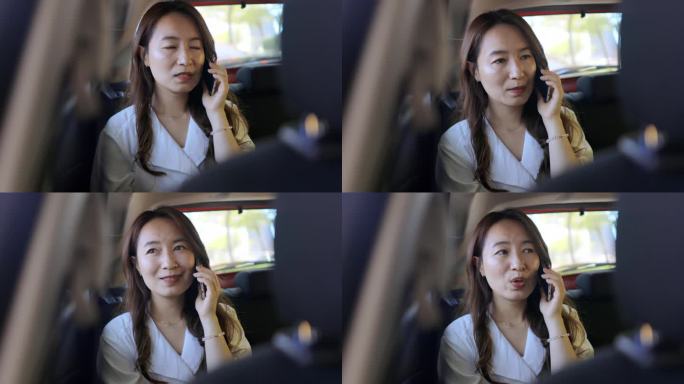 图为，一名亚洲女性在上班途中用手机与同事或客户讨论工作项目。
