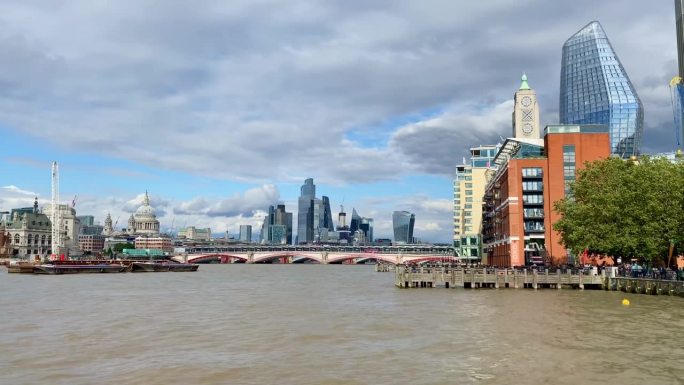 伦敦横跨泰晤士河到南岸的奥克斯塔黑衣修士