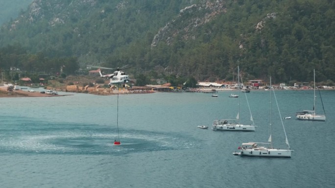 消防直升机从海上取水