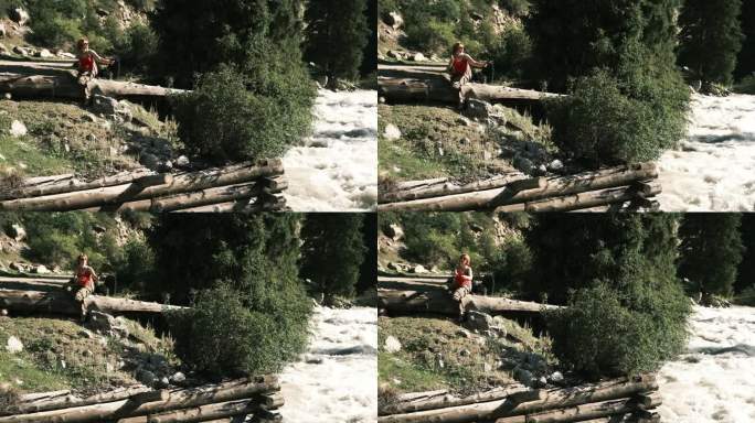 46岁的女游客正兴高采烈地从山林中穿过木桥