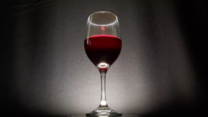 一杯装在玻璃杯里的红酒