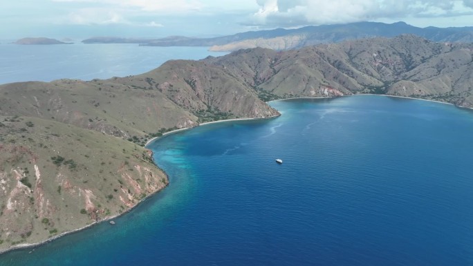 鸟瞰印尼科莫多岛风景优美的海湾