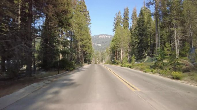 红杉国家公园将军公路南行02多摄像头后视Lodgepole游客中心驾驶牌照内华达山脉，美国加利福尼亚