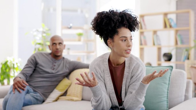 夫妻，在客厅的沙发上争吵和打架，争执或不愉快的家庭关系。因分手、外遇、不孕或冲突而沮丧的男女