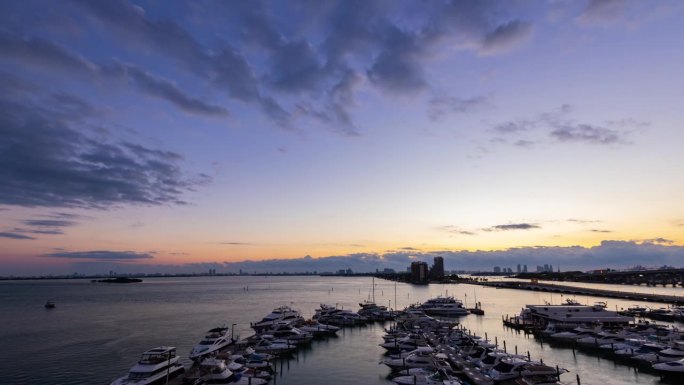 延时-美丽的日落云景市区迈阿密天际线