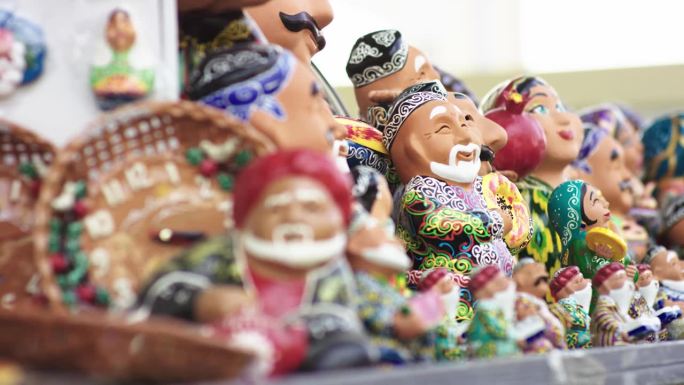 乌兹别克民族传统陶瓷纪念品在市场上供游客参观
