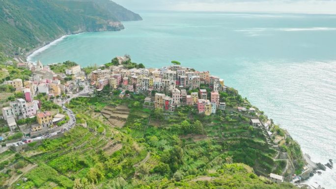 科尼格利亚彩色悬崖边小镇五渔村，意大利，欧洲的空中无人机