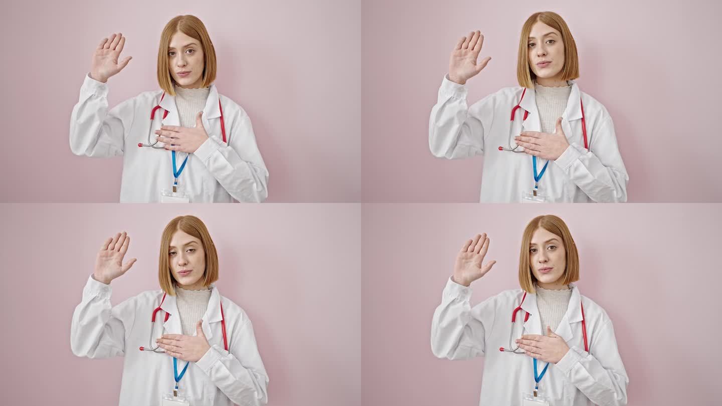 年轻的金发女医生在孤立的粉色背景上把手放在胸前宣誓