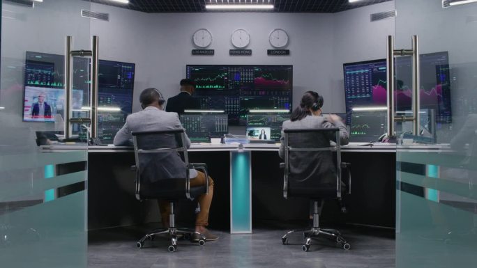 交易员团队在电脑上处理股票