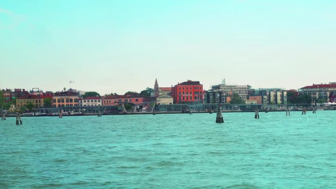 从船上俯瞰威尼斯的建筑和威尼斯泻湖地区的布里科尔斯。