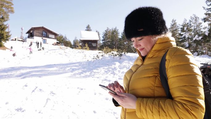 寒假期间，一名女子在山上使用手机