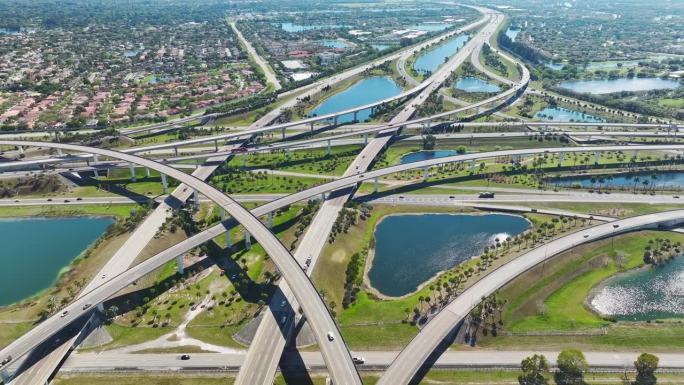 佛罗里达州迈阿密宽阔的高速公路十字路口，高速行驶的汽车。美国交通基础设施概念