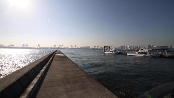 东京青美港附近的一艘船广角镜头