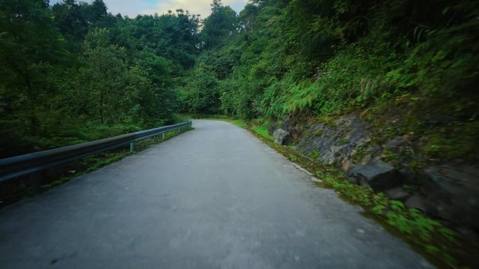 在山间蜿蜒的道路上行进