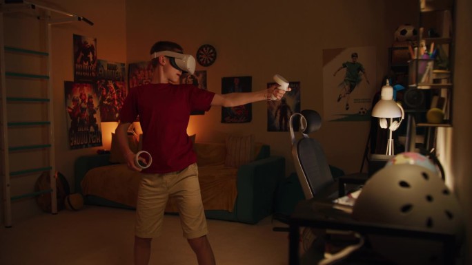 小男孩戴着虚拟现实头盔玩在线视频游戏