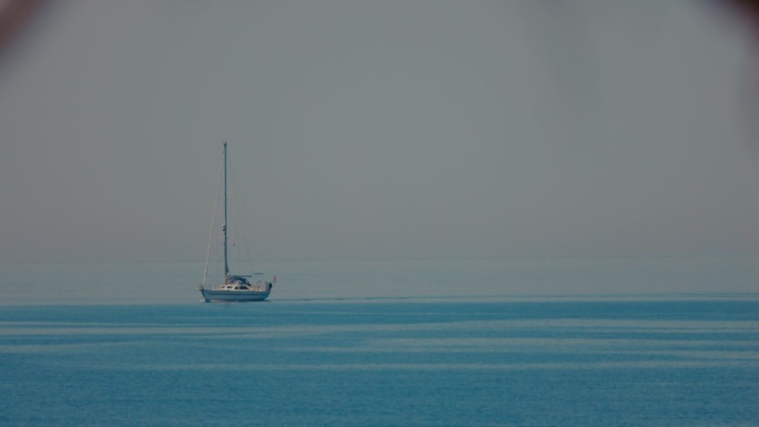蓝色的海景和帆船在阳光明媚的日子