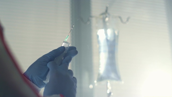 护士拿着注射器近距离注射疫苗。医院传染病科