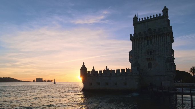 日落时分，塔霍河岸边的贝伦塔。葡萄牙里斯本