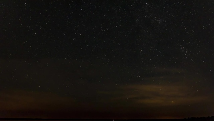 右下角英仙座流星雨的夜空延时拍摄，小云在地平线上移动得很低