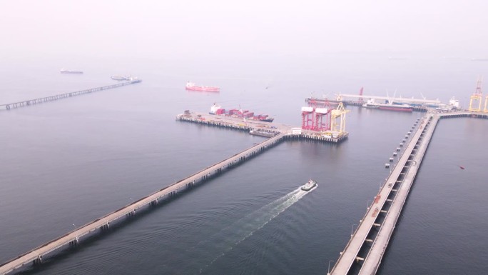 油轮经油管站、炼油厂、石化厂进出口石油的海上炼油管道