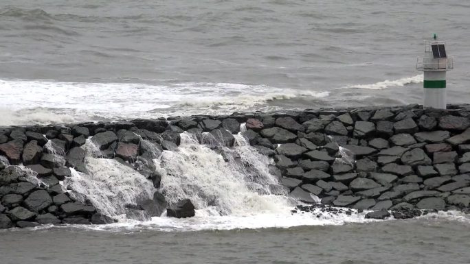 巨大的海浪穿过防波堤