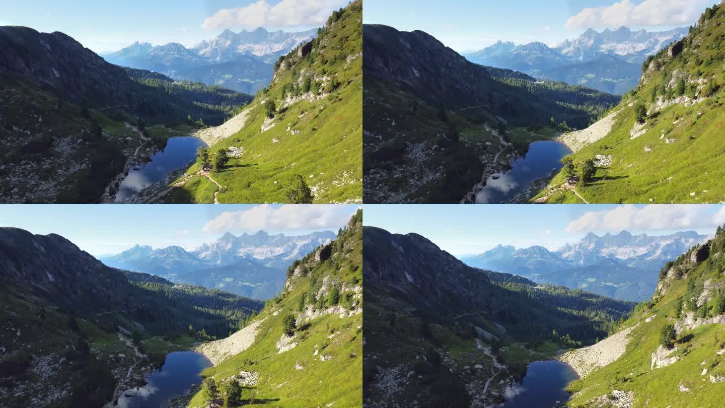水晶般清澈的Spiegelsee湖，背景是令人惊叹的Dachstein山脉