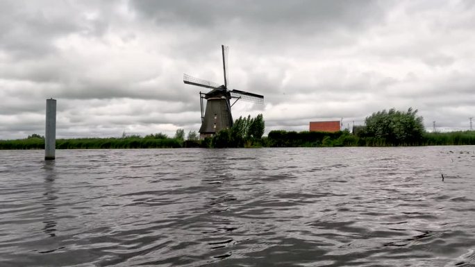 标志性的荷兰风车和运河