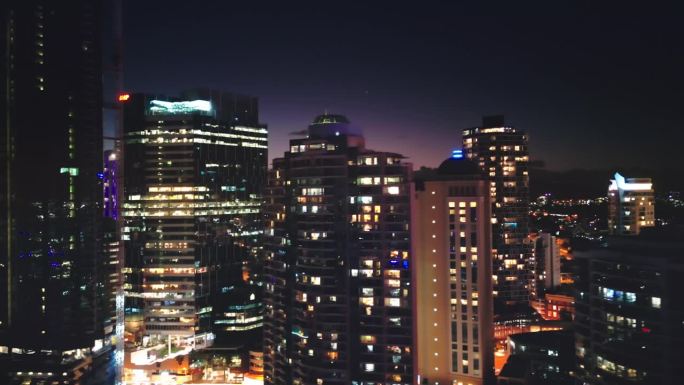 澳大利亚昆士兰州布里斯班，布里斯班故事桥周围的布里斯班河上现代办公楼的4K鸟瞰图，黄昏时分拥挤的交通