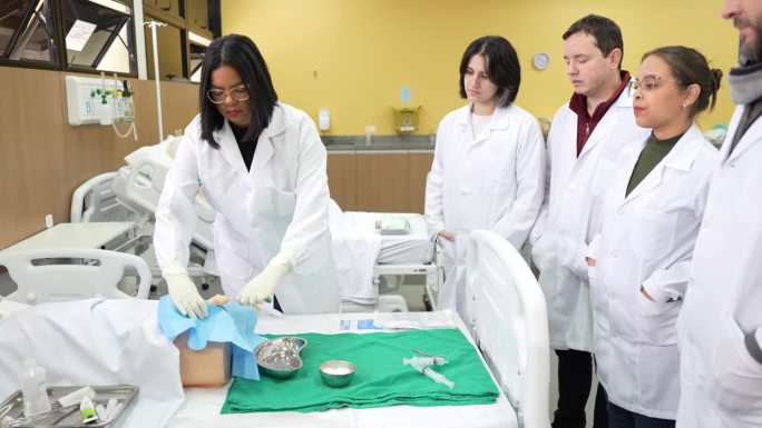 医学院的学生正在学习如何在假人身上插入尿液探针