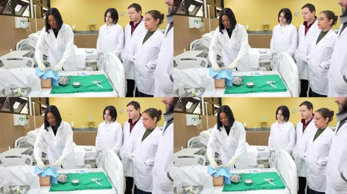 医学院的学生正在学习如何在假人身上插入尿液探针
