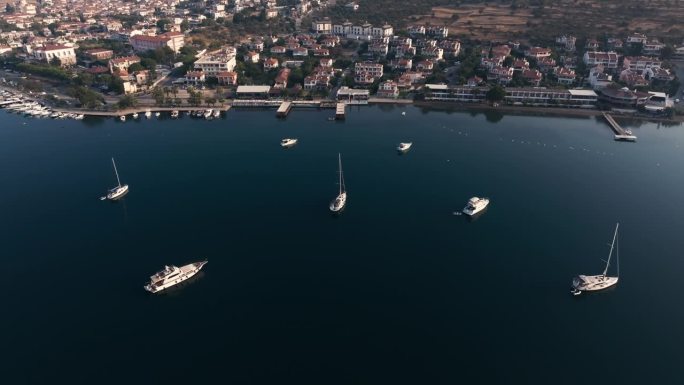 土耳其Alibey Cunda岛附近的帆船鸟瞰图