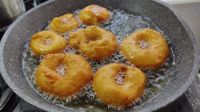 传统美味的自制甜甜圈，土耳其名字是Lokma
