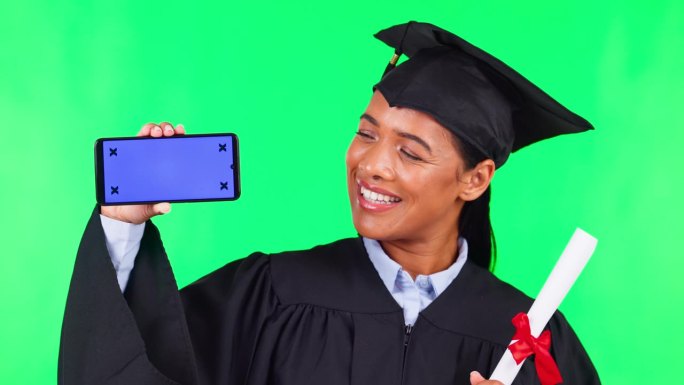 女毕业生，带微笑的手机和绿屏，空白的用户体验和logo，品牌或应用程序的模型空间。大学生，证书和智能