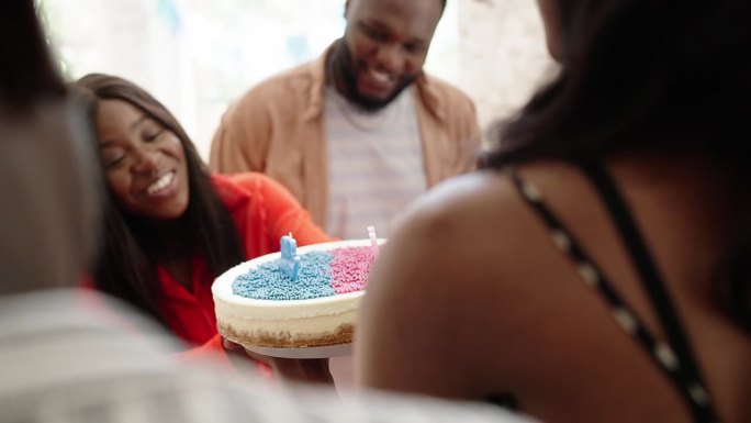 一位孕妇收到朋友送的性别揭秘蛋糕