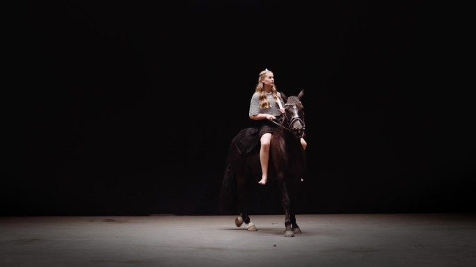 女骑士在工作室骑着种马